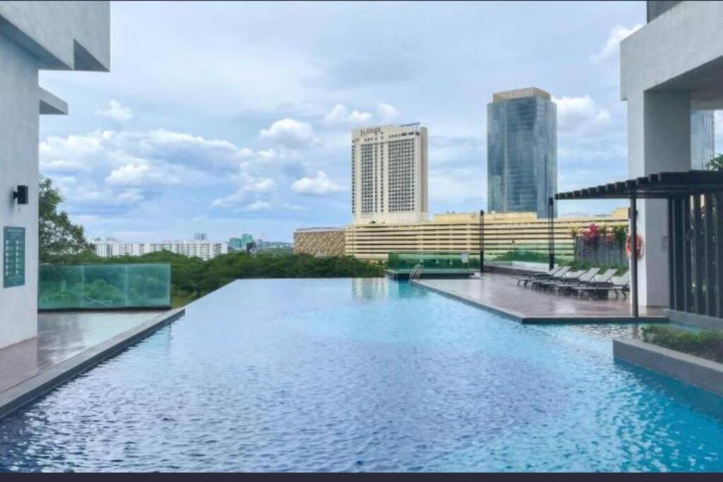 In Mid-valley Southkey/ 1 Bedroom/ 3 Pax Johor Bahru